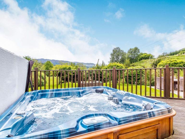 3 Bedroom Luxury Home, Hot Tub, Stunning Views Of Killin, Sitting On The River Dochart Экстерьер фото