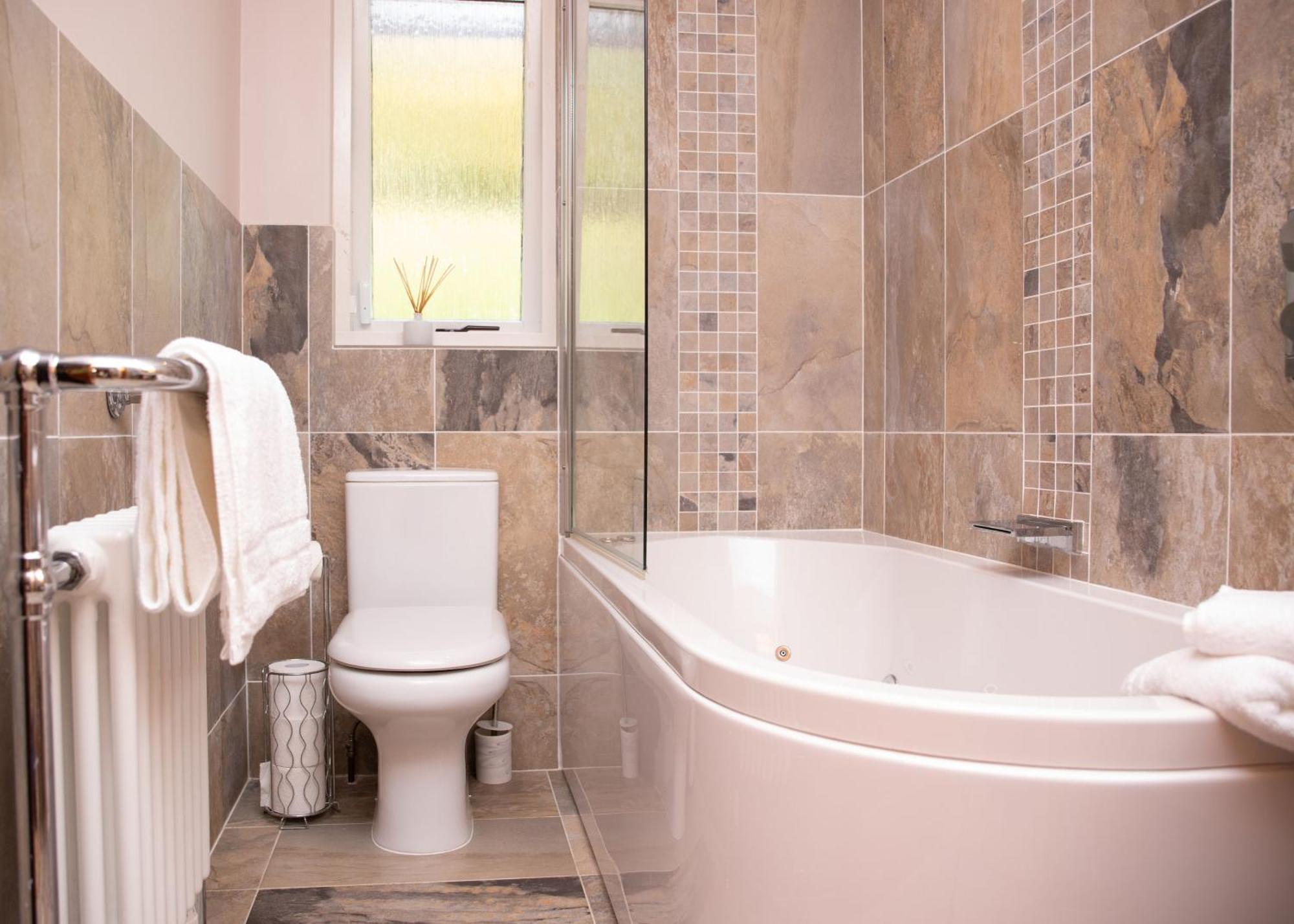 3 Bedroom Luxury Home, Hot Tub, Stunning Views Of Killin, Sitting On The River Dochart Экстерьер фото